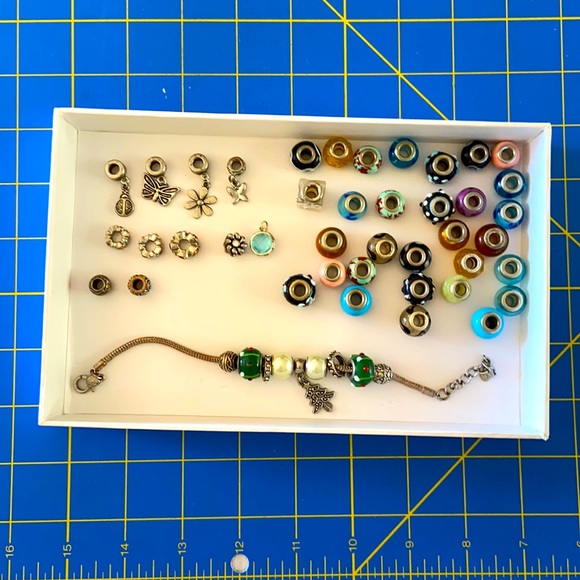 Charm bracelet with extra transferable beads and charms - Picture 2 of 6